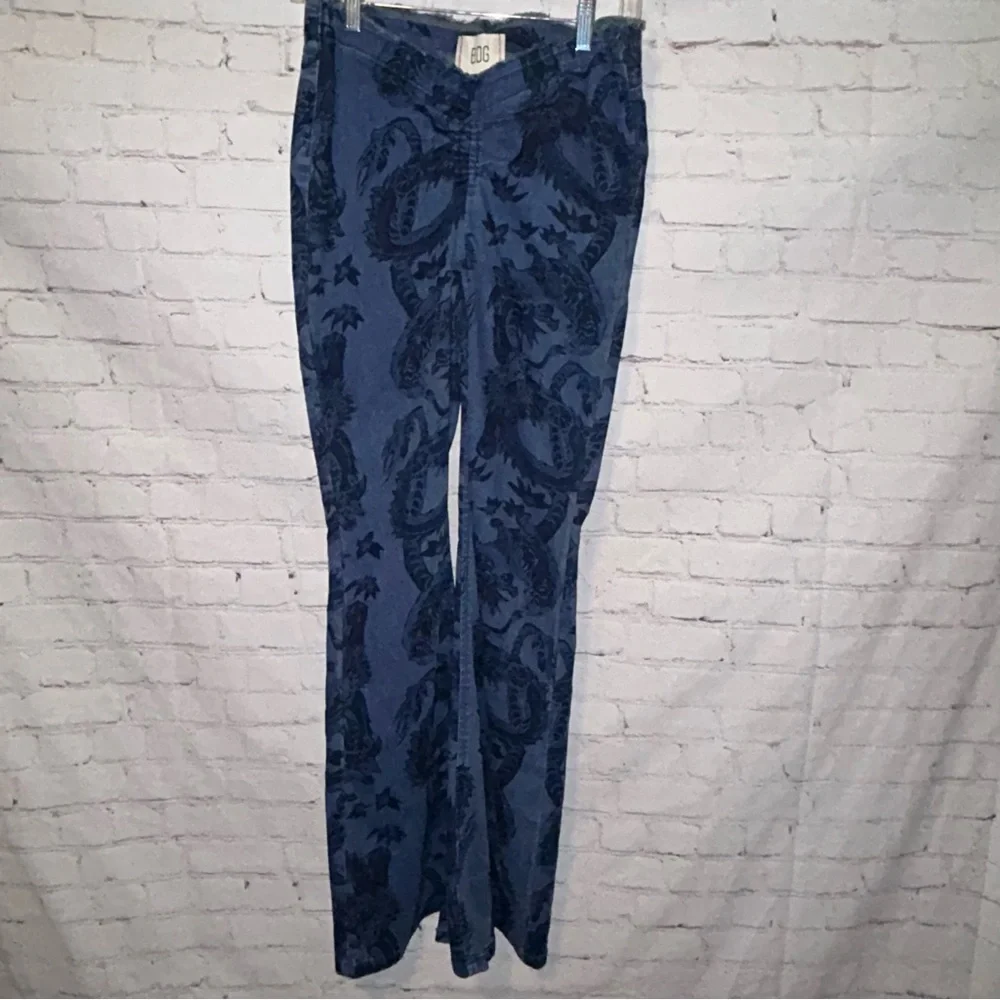 BDG Printed‎ Ruched Dipped V-Front Flare Jean size 28 - Picture 2 of 9